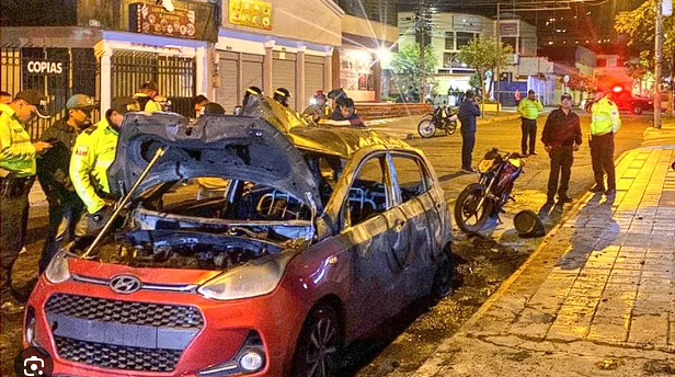 Capturados 4 ecuatorianos y un colombiano, por la explosión de un carro en el centro de Quitó