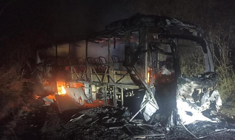 Disidencias de las Farc, incendiaron un bus de la empresa Coomotor en Algeciras, Huila