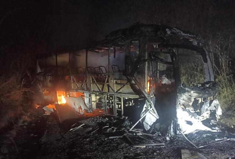 Disidencias de las Farc, incendiaron un bus de la empresa Coomotor en Algeciras, Huila