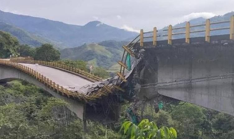 Colapsó el puente Los Grillo, incomunicando a viajeros, transportadores y habitantes aledaños