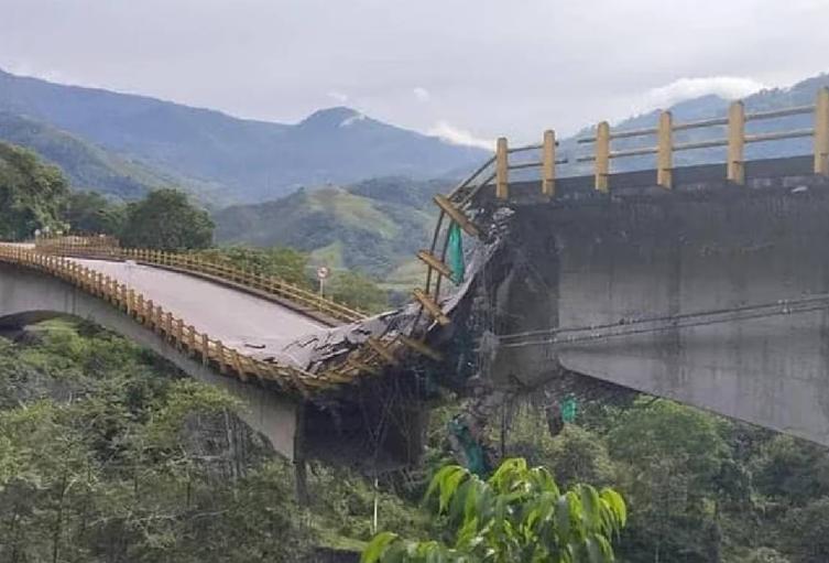 Colapsó el puente Los Grillo, incomunicando a viajeros, transportadores y habitantes aledaños