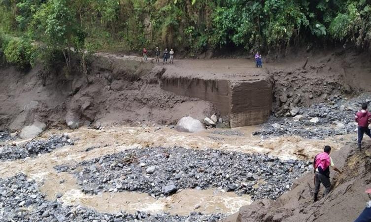 Dos ríos en Rioblanco, se llevaron tres puentes incomunicando a varias veredas del sector