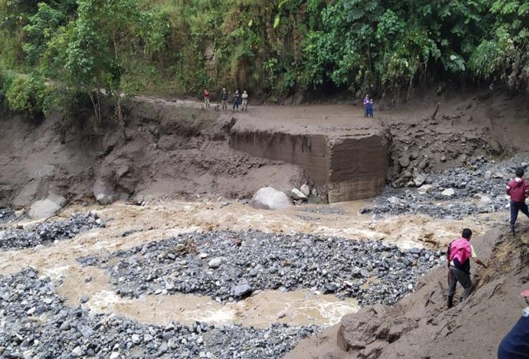 Dos ríos en Rioblanco, se llevaron tres puentes incomunicando a varias veredas del sector