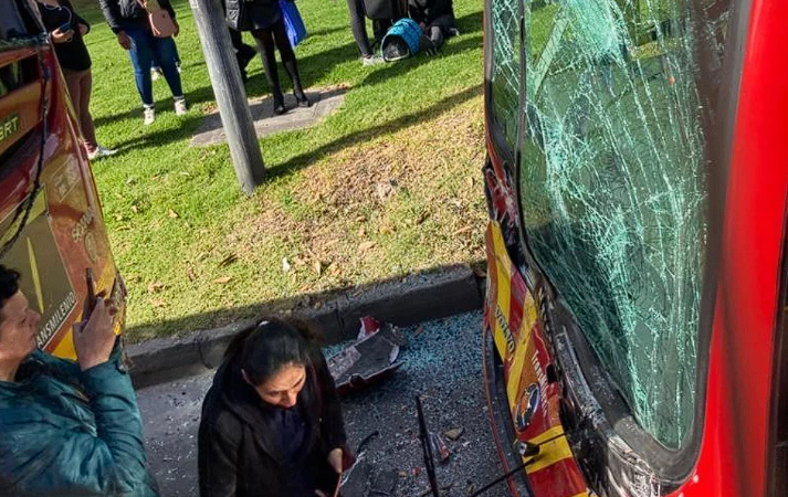 Cuatro heridos dejo fuerte accidente de tránsito entre dos buses Transmilenio