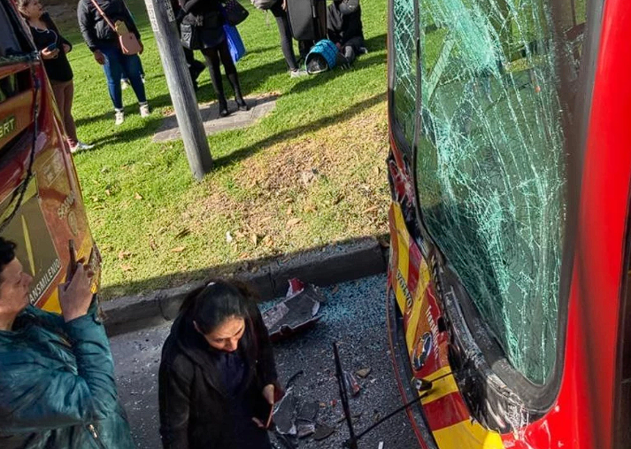 Cuatro Heridos Dejo Fuerte Accidente De Tr Nsito Entre Dos Buses Transmilenio La Veterana