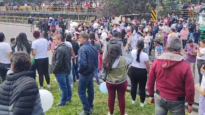 Protestas a la salida de Bogotá, por la calle 13, debido a la muerte de una menor en un colegio en Mosquera