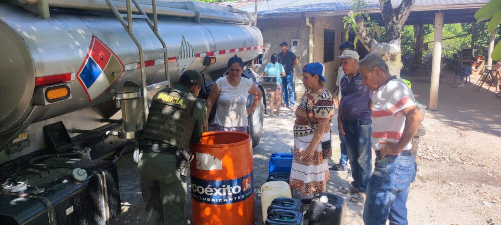 Policía Tolima desplazó hasta San Luis carro tanque para las personas afectadas por la ola de calor en el Departamento