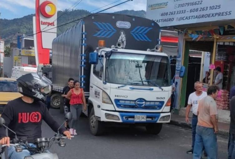 Una turbo en el centro de Ibagué, se desengranó y estrelló varios vehículos a su paso