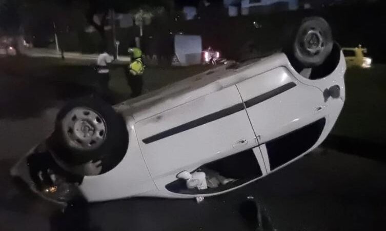 En la avenida Ambalá, en Ibagué, se presentó un accidente de tránsito donde un vehículo quedó boca arriba