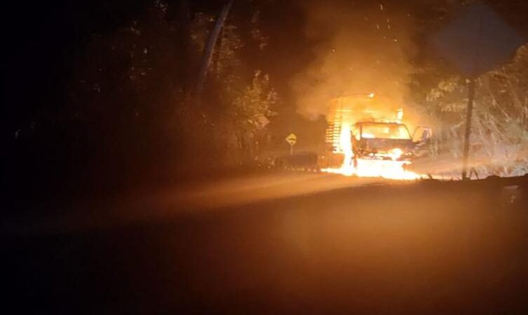 En el puente Coello, un vehículo se prendió en llamas al parecer por un corto circuito