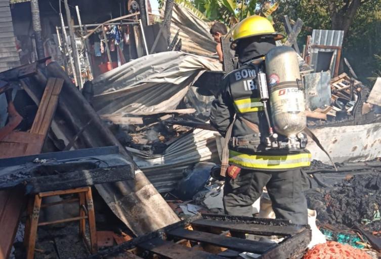 Dos viviendas completamente consumidas por las llamas en Villa Resistencia, luego de presentarse un incendio