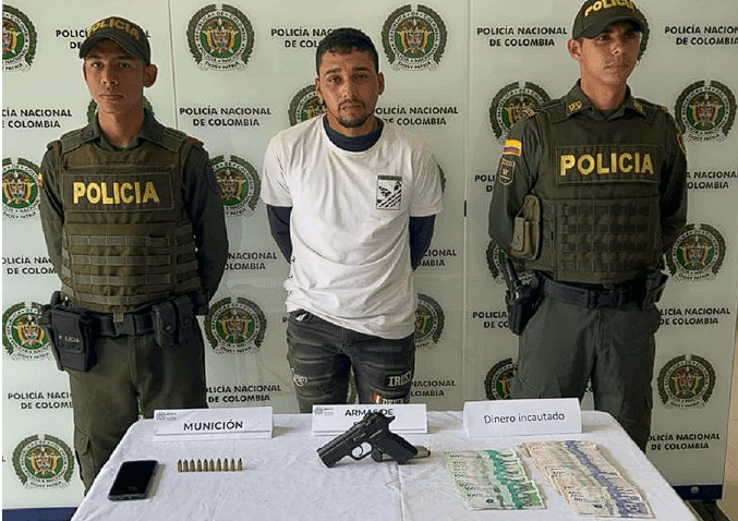 Un hombre fue capturado con 14 millones en efectivo y un arma de fuego