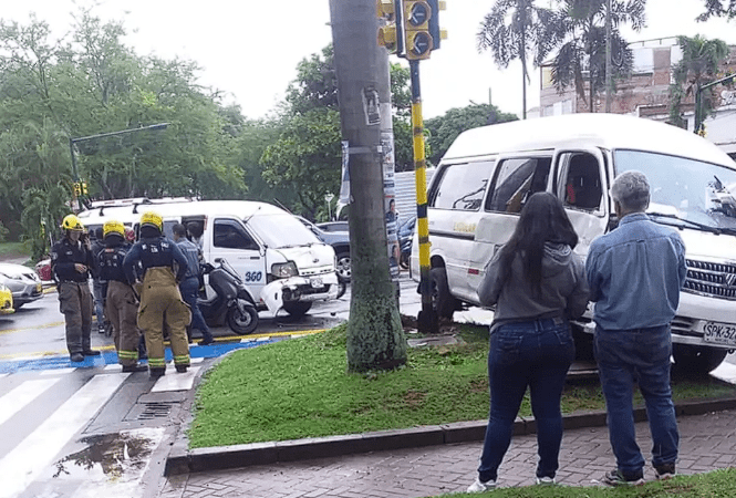 5 menores heridos dejó el accidente de dos busetas escolares al sur de la ciudad de Cali