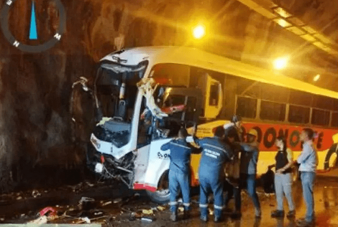 Tres personas heridas dejó el choque entre un bus y un furgón en el túnel de Hidroituango