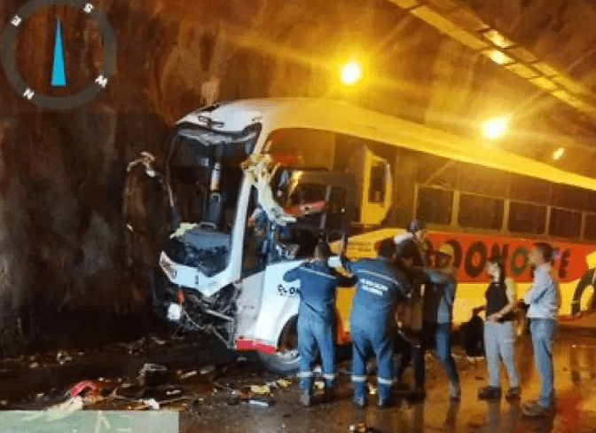 Tres personas heridas dejó el choque entre un bus y un furgón en el túnel de Hidroituango