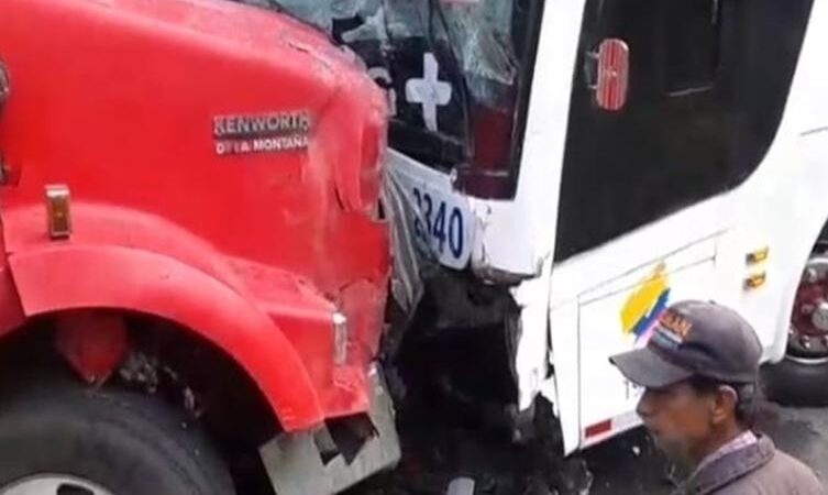 Fuerte choque entre un tractocamion y bus, dejó 12 personas lesionadas, por fortuna no hay fallecidos