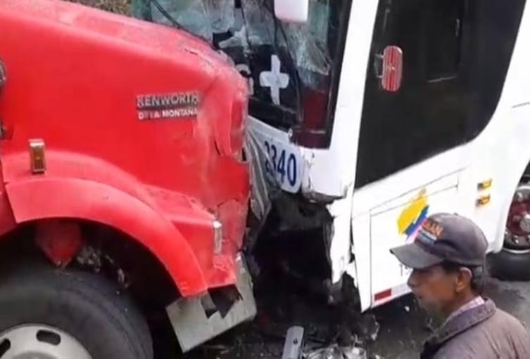 Fuerte choque entre un tractocamion y bus, dejó 12 personas lesionadas, por fortuna no hay fallecidos