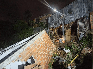 El colapso de una vivienda dejó dos personas lesionadas, y dos casas más afectadas en Medellín
