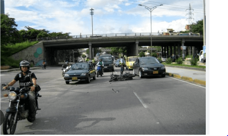 Una persona perdió la vida, luego de cruzarse por la calle y no por el puente peatonal, fue arrollada por un motociclista