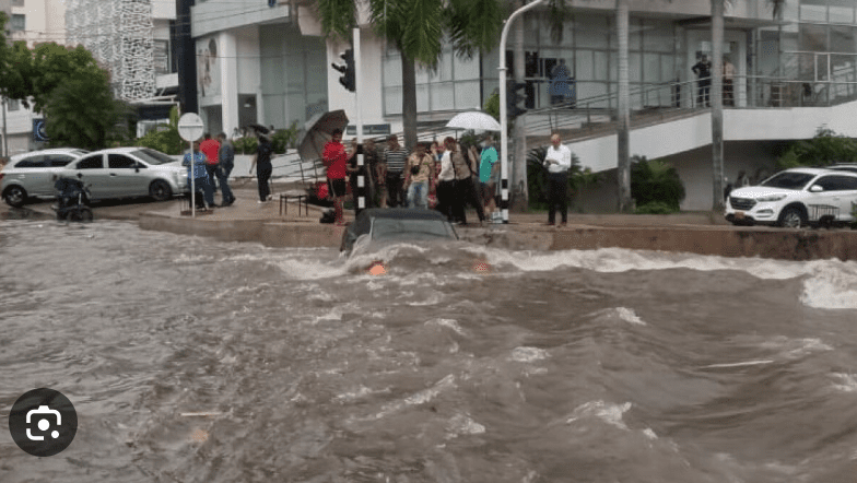 Dos personas han sido rescatadas luego de ser arrastradas por un arroyo en Barranquilla