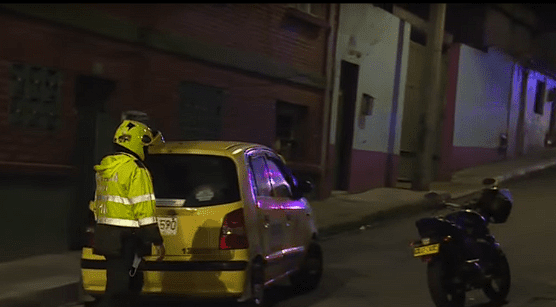 Al parecer un habitante de calle asesinó a una mujer y la dejó en la parte trasera de un taxi en Bogotá