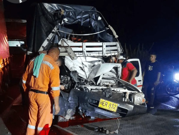 En la vía Barranquilla, Ciénaga, se presentó un triple choque, donde saquean un tractocamión de cervecería