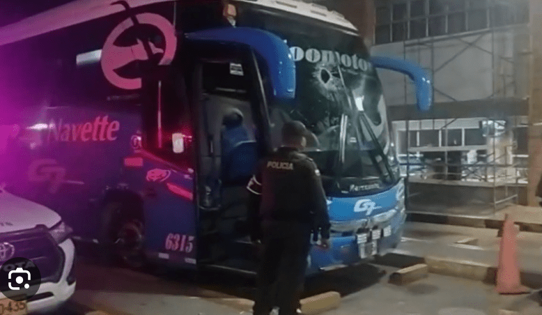 Delincuentes robaron un bus que iba de Neiva a Bogotá, dejando tres personas gravemente heridas