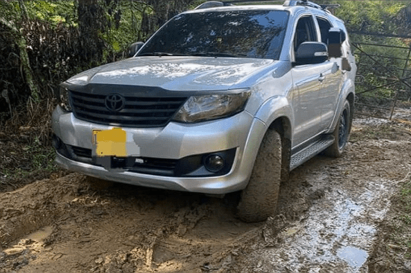 Supuestos miembros del ELN, asecharon a unos viajeros y les robaron todo, hasta la camioneta donde se despezaban