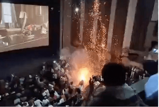 Tragedia en una sala de cine en la India, por la explosión de juegos artificiales, dejando varia personas heridas  