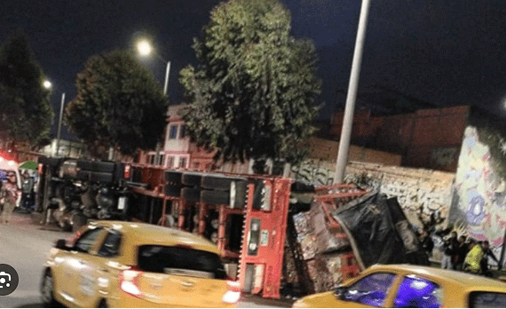 Un accidente de tránsito en Bogotá deja a una tractomula volcada en la vía