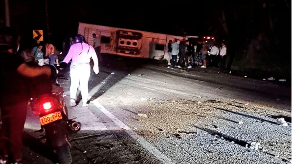 Un bus de la empresa Lusitania, se volcó en la vía Bucaramanga, dejando una persona sin vida y varias más heridas