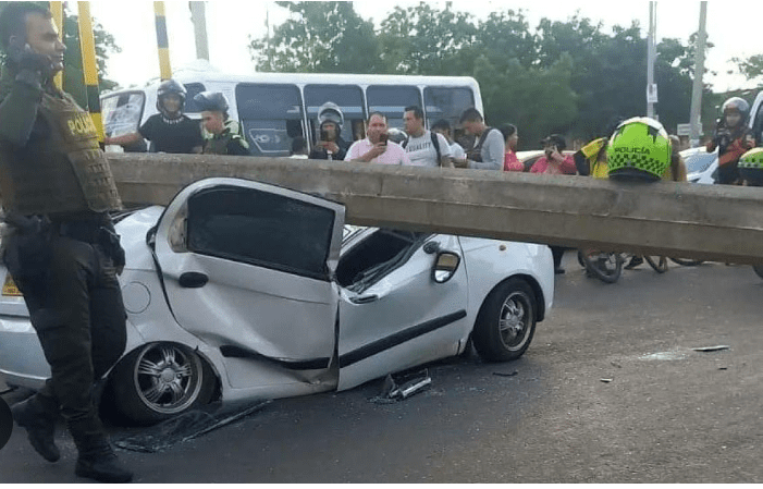 Un poste cayó encima de un vehículo en Cúcuta, el conductor se salvó de milagro