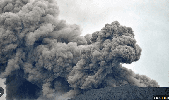 Trece escaladores murieron y 10 están desaparecidos en Indonesia tras la erupción de un volcán muy activo en la provincia de Sumatra Occidental