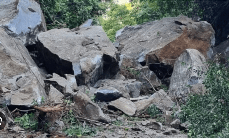 Continúa cerrada la autopista Medellín, Bogotá, por la caída de rocas