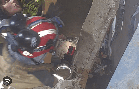 Dos menores atrapados por escombros tras el colapso de un tercer piso, uno de ellos murió
