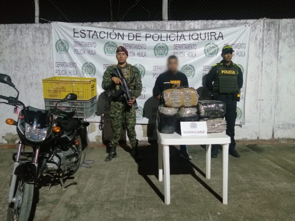 Capturado un sujeto en una motocicleta, quien transportaba 23 kilos de marihuana en Iquira