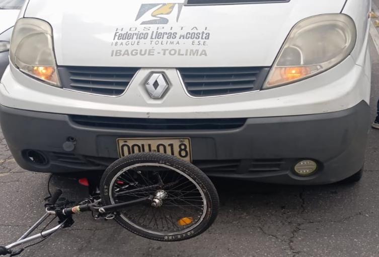 Ciclista fue arrollado en la avenida Ferrocarril, en Ibagué, por una ambulancia