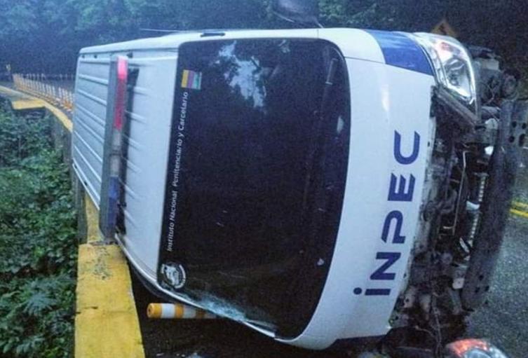 Un vehículo del Inpec se volcó dejando dos uniformados heridos