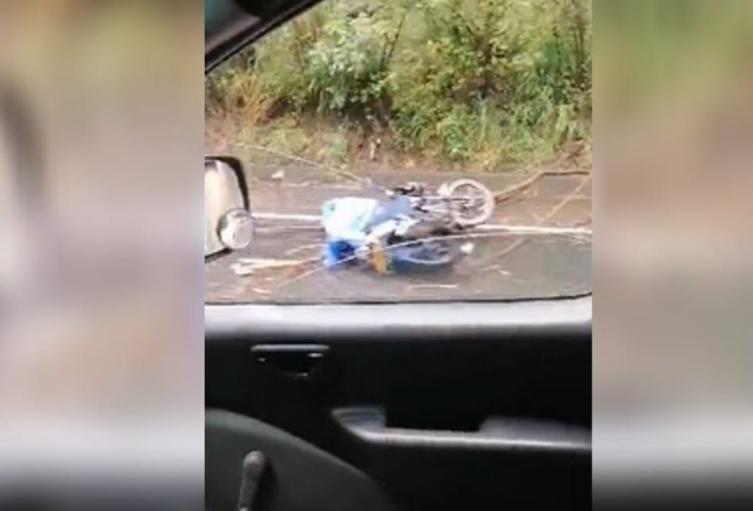Un motociclista perdió la vida luego de colisionar brutalmente contra un vehículo en la variante de Chicoral