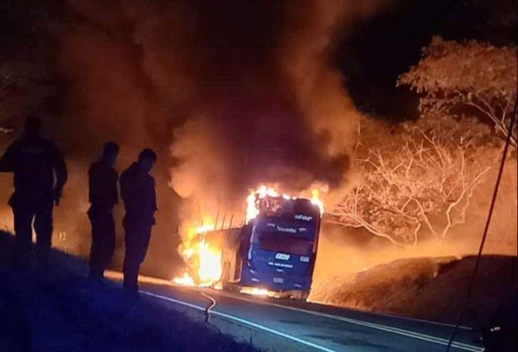 Al parecer las disidencias de las Farc serían las responsables de la quema de un bus de la empresa Coomotor