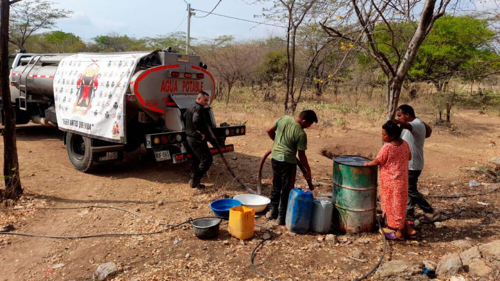 Comunidades rurales del Cesar y La Guajira reciben 180 mil litros de agua transportada por Ejército Nacional