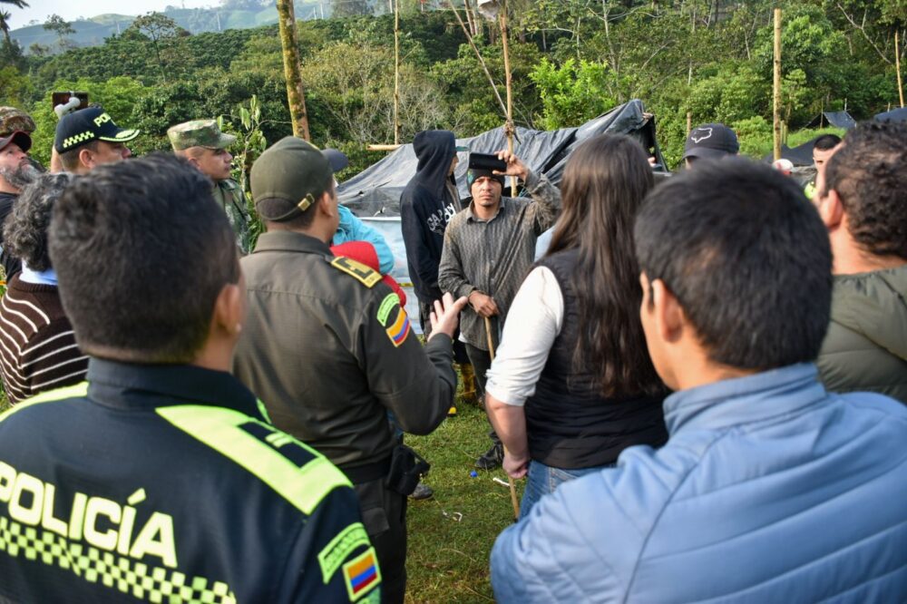 Alcaldesa Beatriz Valencia se le para en la raya a bandas de “tierreros” invasores en El Líbano