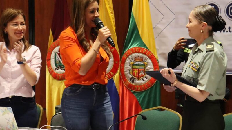 “Usted nos hace sentir orgullosas a todas las mujeres de este país”: gobernadora del Tolima a la próxima general de la Policía Nacional
