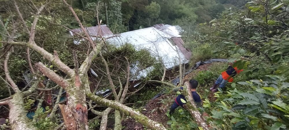 Secretaría de Ambiente y Gestión del Riesgo atiende tragedia en Chaparral por deslizamiento de tierra