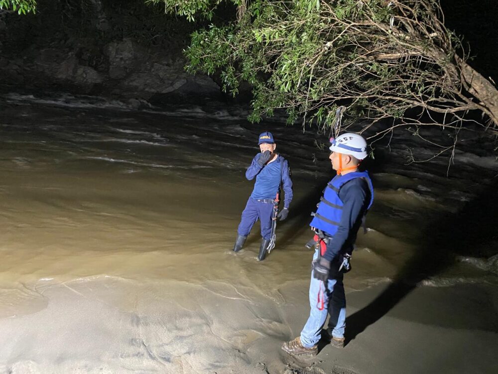 Una persona fallecida, tres heridas y cuatro desaparecidas deja la caida de un campero a las aguas del río Saldaña