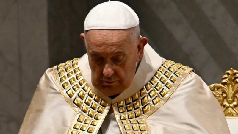 En la plaza de San Pedro del Vaticano, el papa Francisco reiteró su llamamiento a terminar con las guerras.