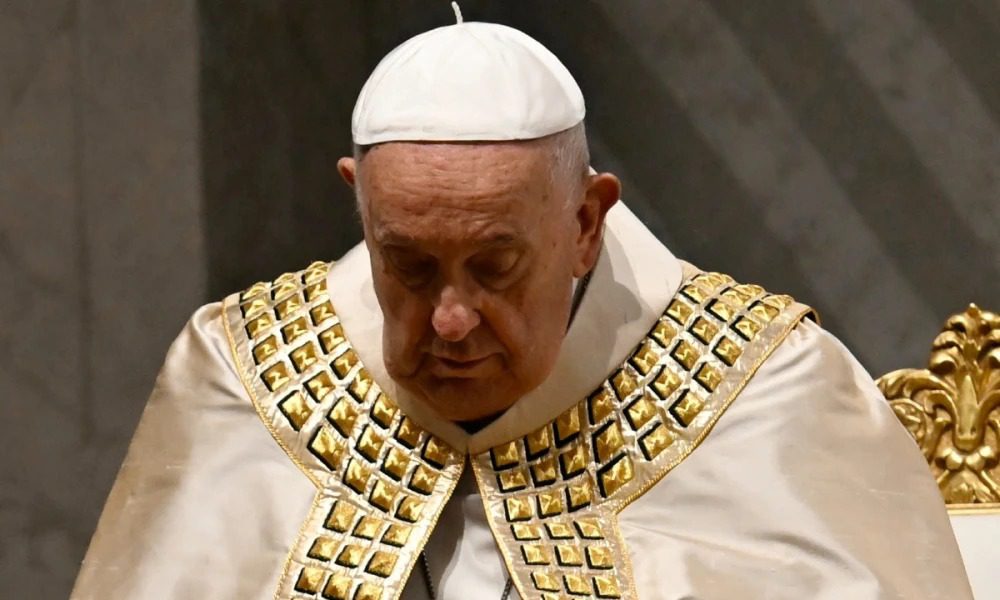 En la plaza de San Pedro del Vaticano, el papa Francisco reiteró su llamamiento a terminar con las guerras.