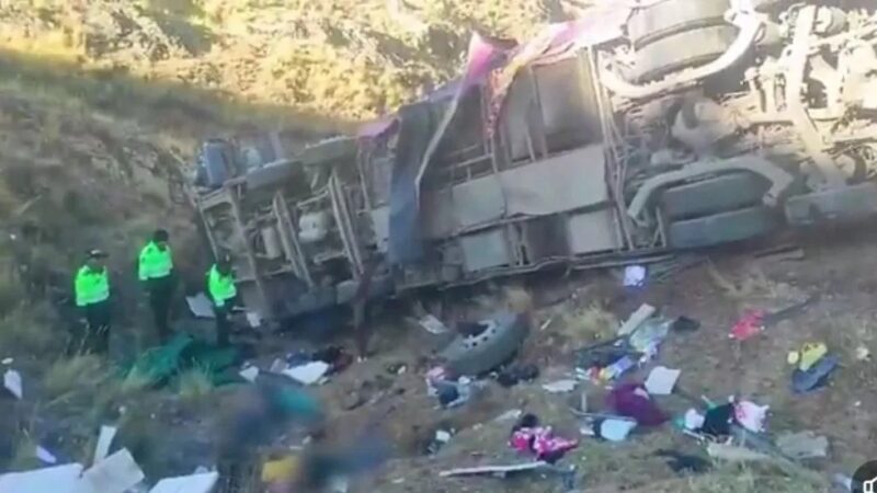 Por lo menos 29 muertos dejo accidente tras la caída de bus a un abismo en Perú.