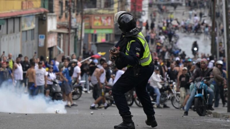 Venezuela vive violentas protestas que han dejado hasta el momento cuatro muertos y 749 detenidos luego reelección de Maduro.