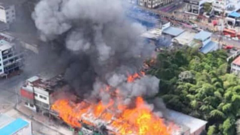 Incendio arrasa fábricas de muebles en Ibagué: más de 10 estructuras afectadas